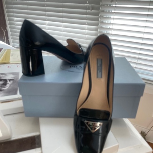 $995- PRADA Vernice Patent Loafer Black Pumps /  Logo - Picture 6 of 12